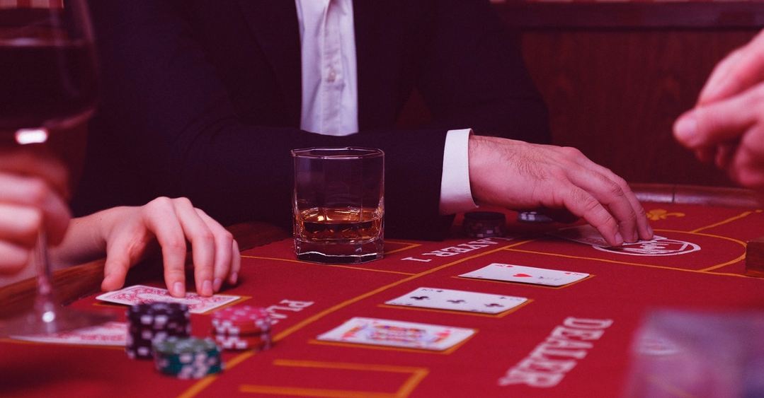 Digital vs Live Dealer Blackjack: Which Is Better?