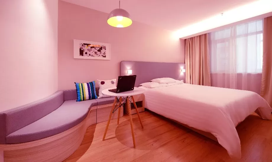 7 Ways to Make Guests Feel Home for the Holidays