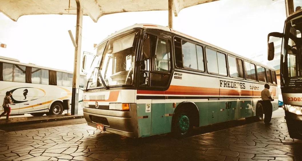 Bus Advertising vs Car Wrap Advertising: Which Is Most Suitable for Your Brand?